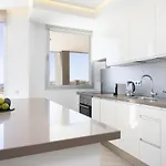 Deluxe In אדחה